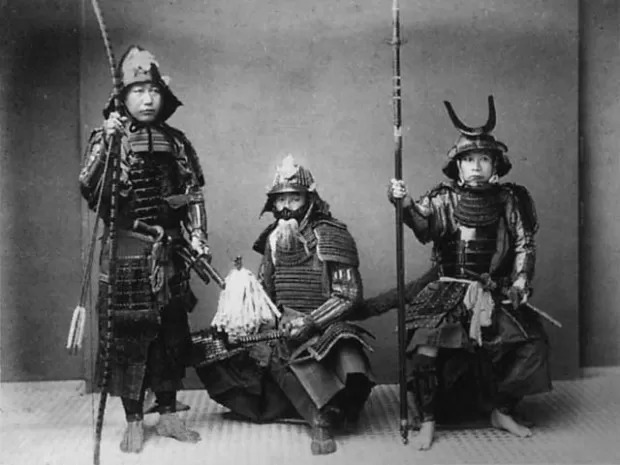 Aqui, 3 dos 47 Ronins posando para a foto da famosa revista “Samurais Travestis de Pinto Grande Gei” que circulava na época do Japão feudal.