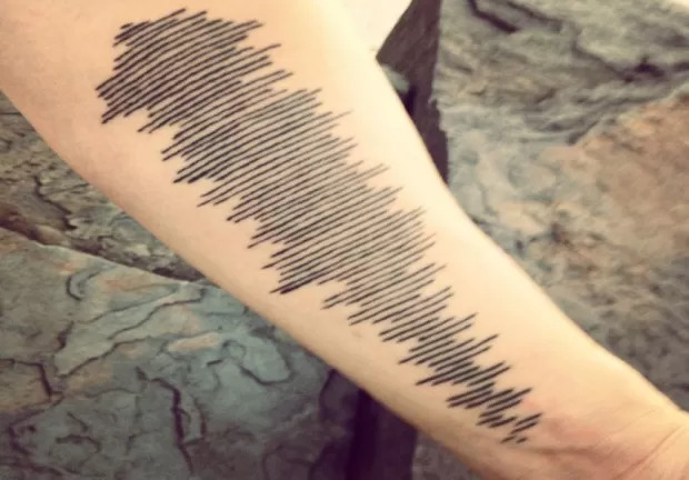 Não é música mas vale a sugestão. O cara resolveu tatuar a última mensagem de áudio enviada a ele pela mãe pouco antes de morrer.