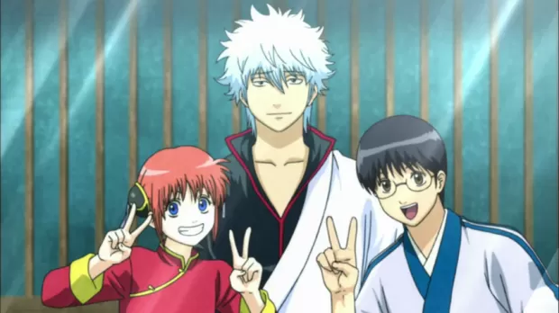 O trio de protagonistas da esquerda para direita: Kagura (a alienígena chinesa porradeira), Sakata Gintoki (o samurai alcoólatra viciado em doces) e Shimura Shinpachi (o otaku perdedor). 