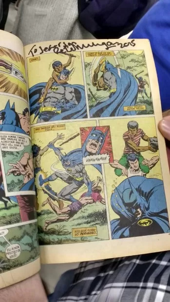 Batman apanhando de trombadinhas no Rio autografado pelo Peter Milligan!