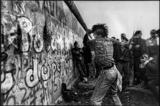 O punk destroi muros. MPB destroi almas.