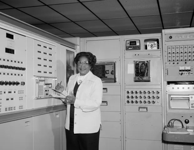 Mary Jackson trampando no primeiro mainframe da NASA
