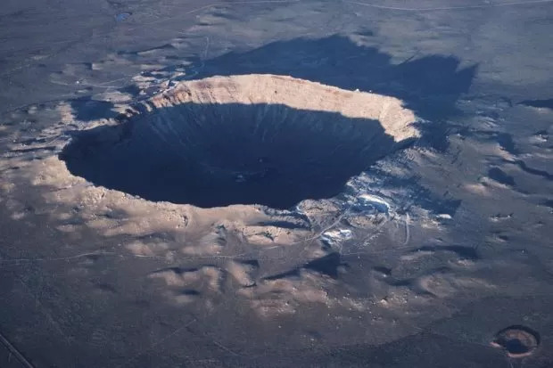 A famosa Meteor Crater nos EUA. A parte branca são depositos de textões de Facebook