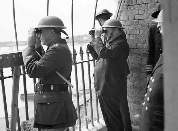 Churchill e seu time, preparando para farmar soldados